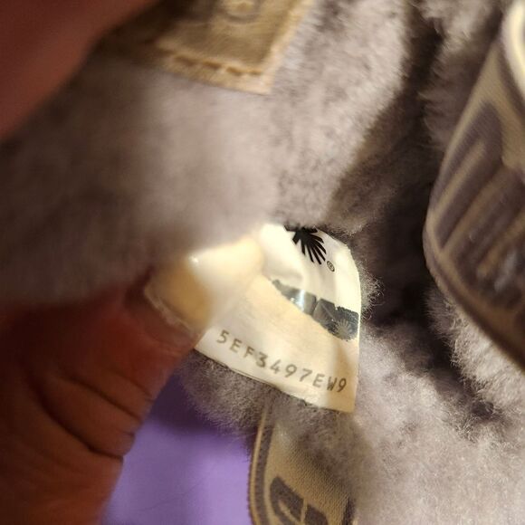 SPECIAL! Auth. Ugg "Oh Yeah" Gray Sheepskin Strap Sandals Girls Sz. 9 MSRP $129 - Picture 4 of 6